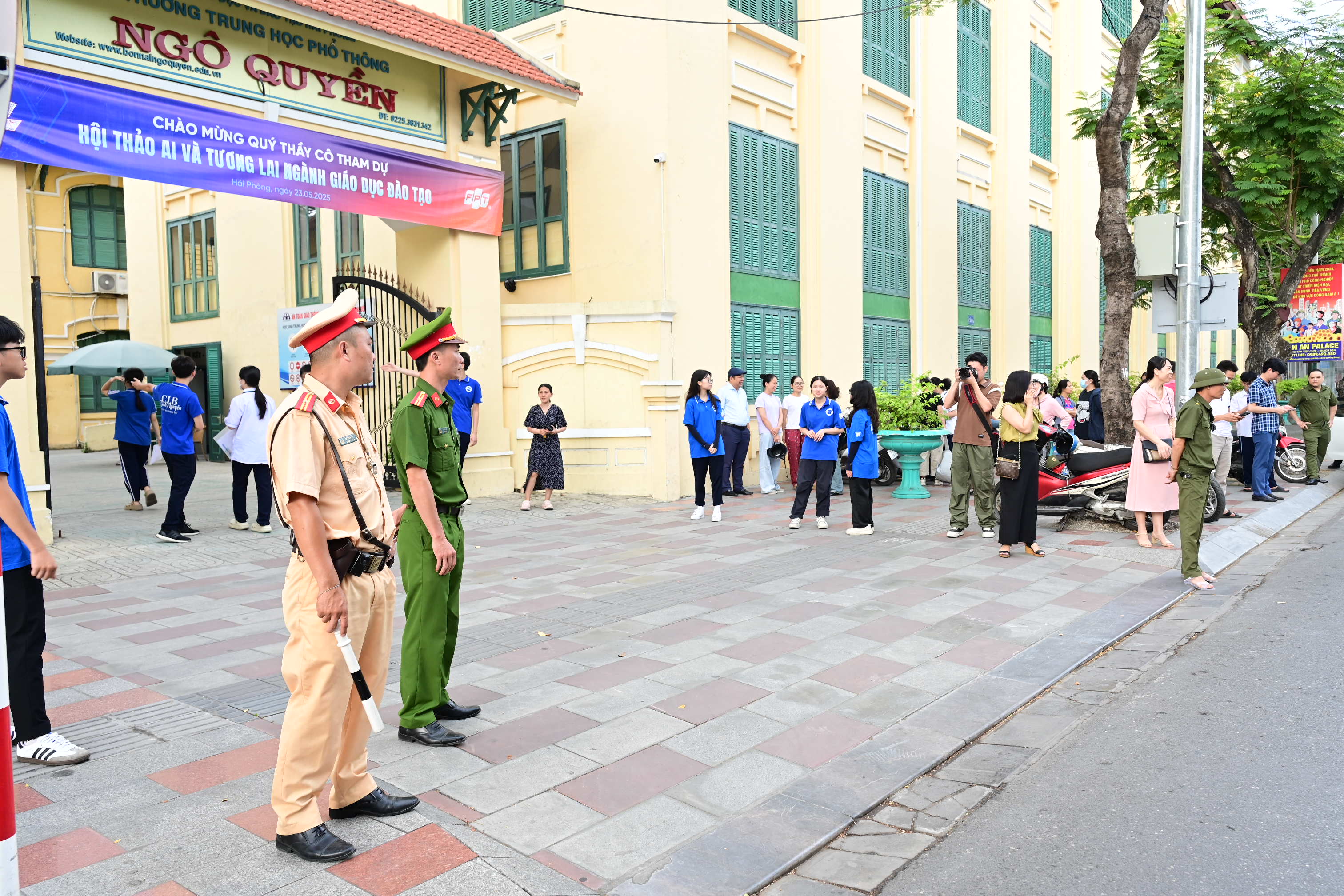 Các lực lượng Công an thành phố bảo vệ ngày đầu kỳ thi tuyển sinh vào lớp 10 THPT năm học 2025 – 2026